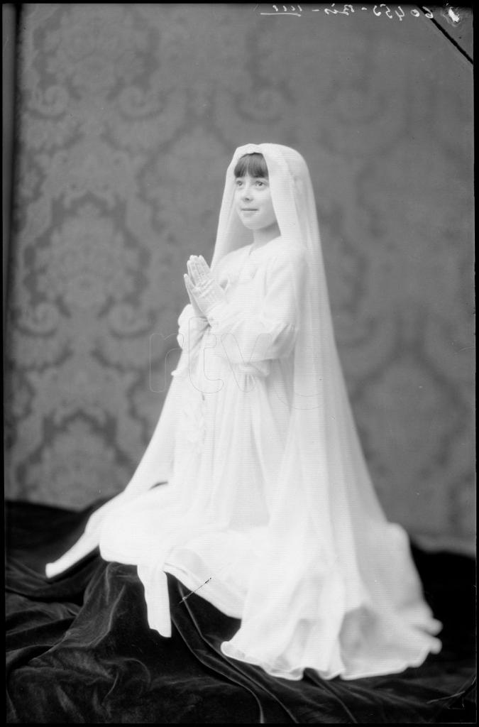 NI&Ntilde;A VESTIDA DE PRIMERA COMUNION, ARRODILLADA CON LAS MANOS 