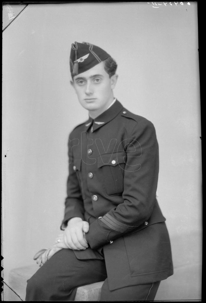 HOMBRE VESTIDO CON EL UNIFORME DEL EJERCITO DEL AIRE, SENTAD