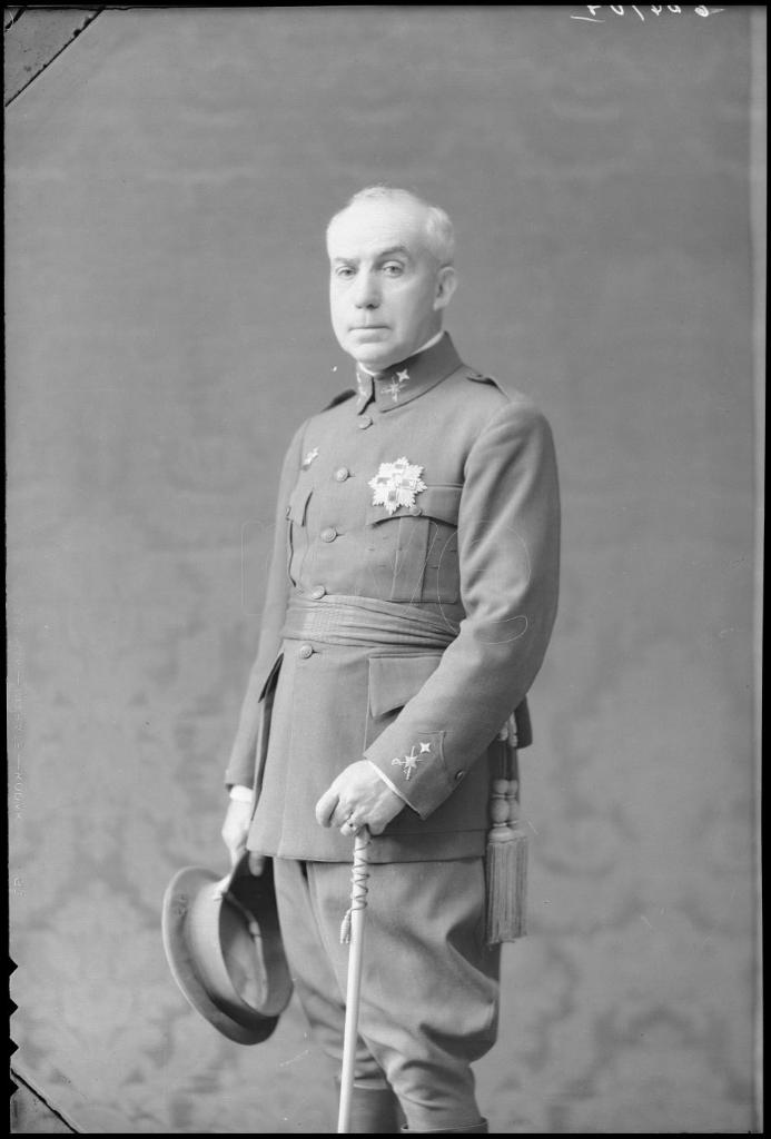 GENERAL DE BRIGADA VESTIDO CON EL UNIFORME DE GALA