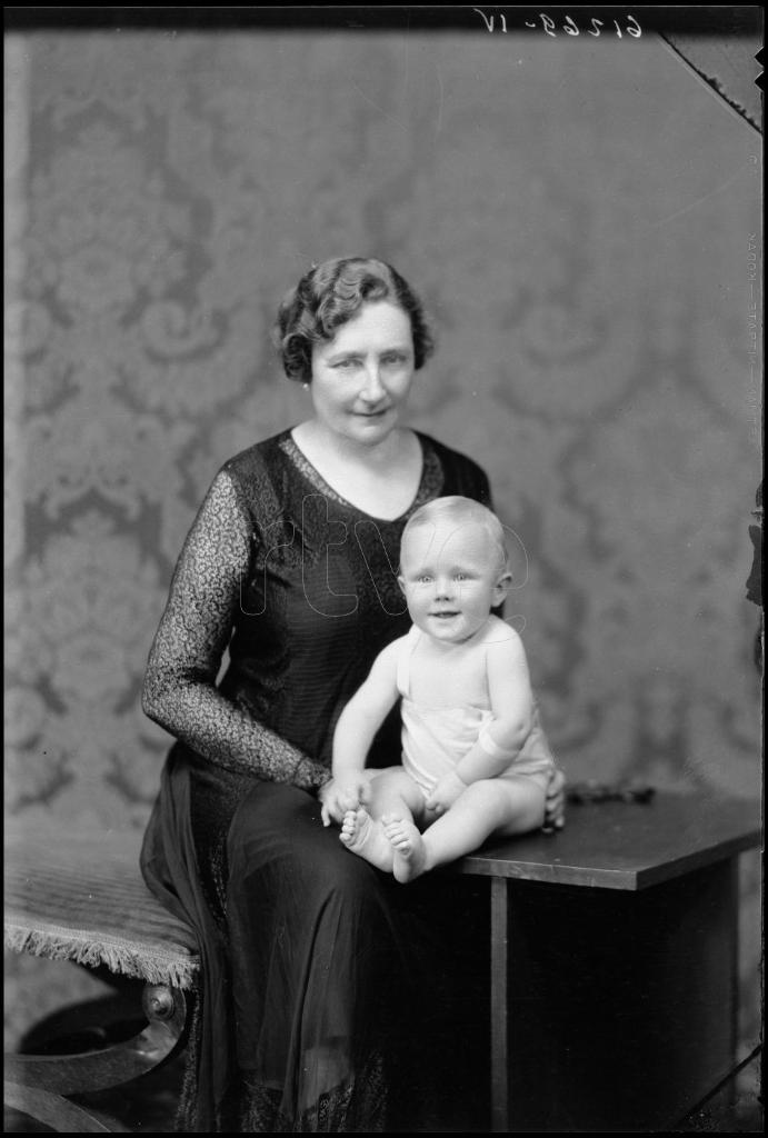 MUJER SENTADA CON UN BEBE