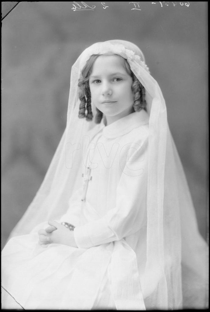 NI&Ntilde;A VESTIDA DE PRIMERA COMUNION, SENTADA 