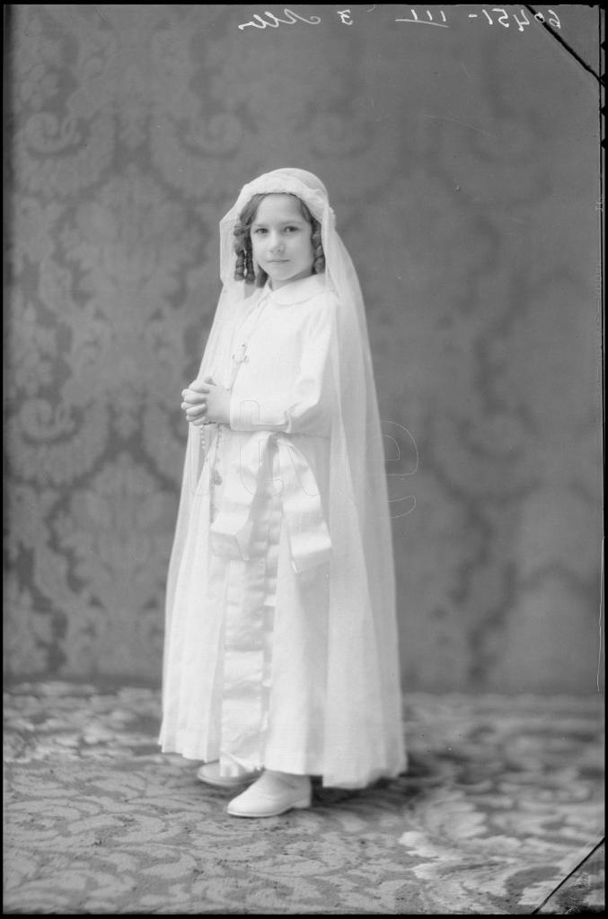 NI&Ntilde;A VESTIDA DE PRIMERA COMUNION