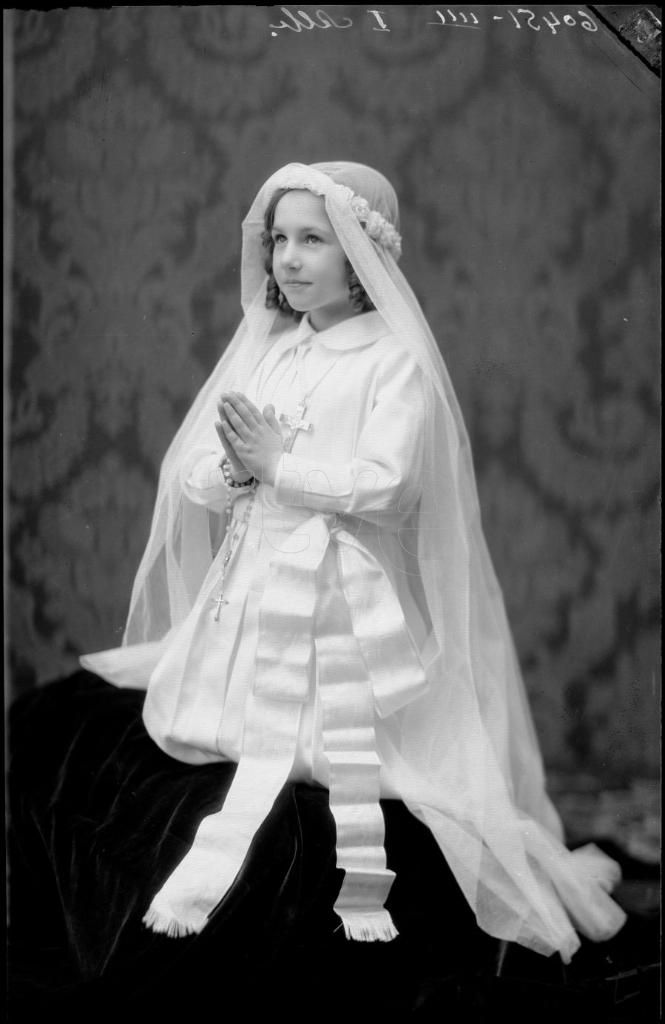 NI&Ntilde;A VESTIDA DE PRIMERA COMUNION, ARRODILLADA CON LAS MANOS 