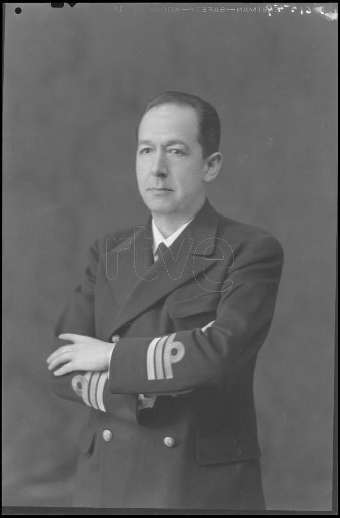 CAPITAN DE FRAGATA (TENIENTE CORONEL) CON LOS BRAZOS CRUZADO