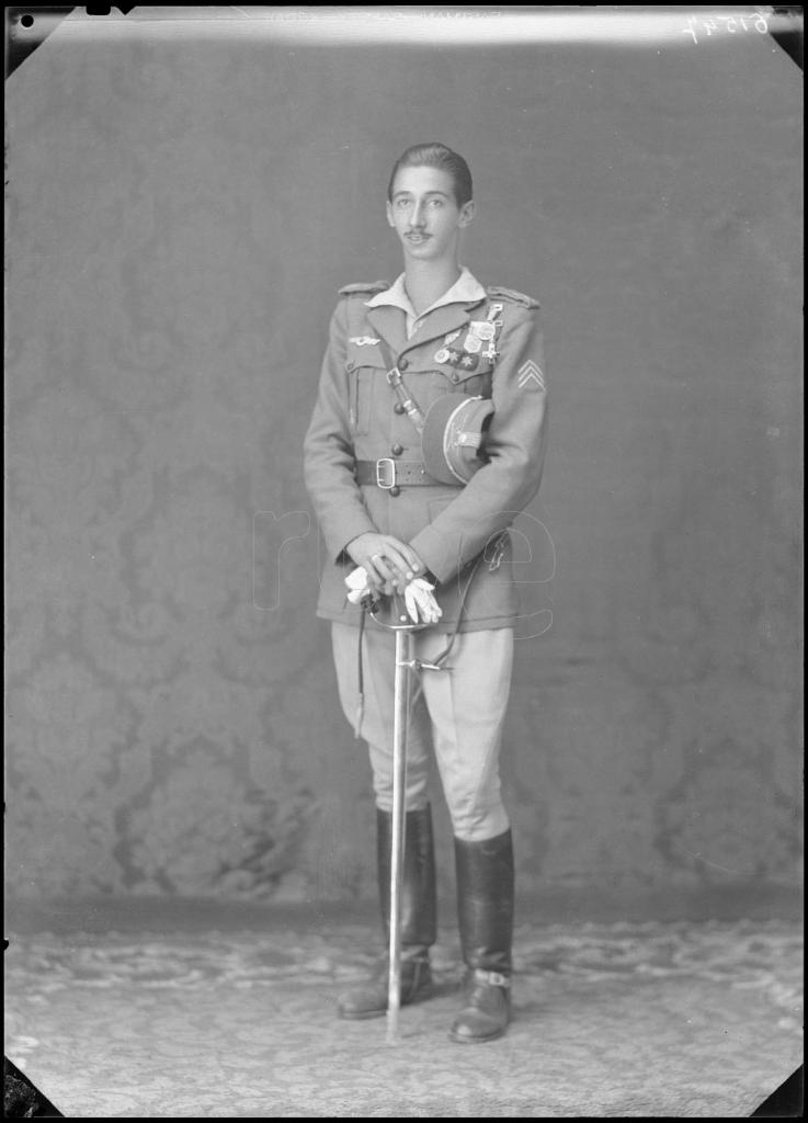 LEGIONARIO CONDECORADO CON LOS GUANTES Y EL SABLE EN LAS MAN