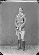 LEGIONARIO CONDECORADO CON LOS GUANTES Y EL SABLE EN LAS MAN