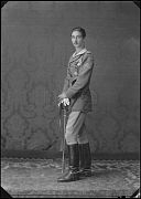 LEGIONARIO CONDECORADO, DE PIE Y DE PERFIL