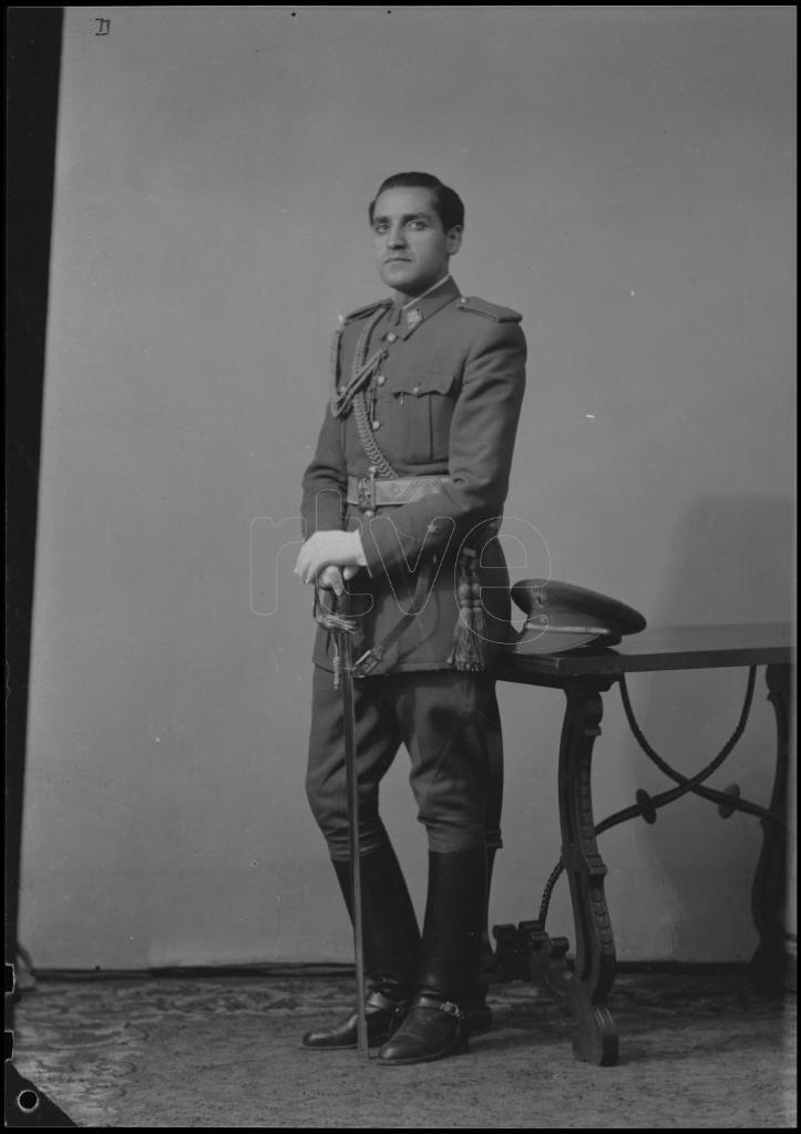 ALFEREZ (DE CABALLERIA)