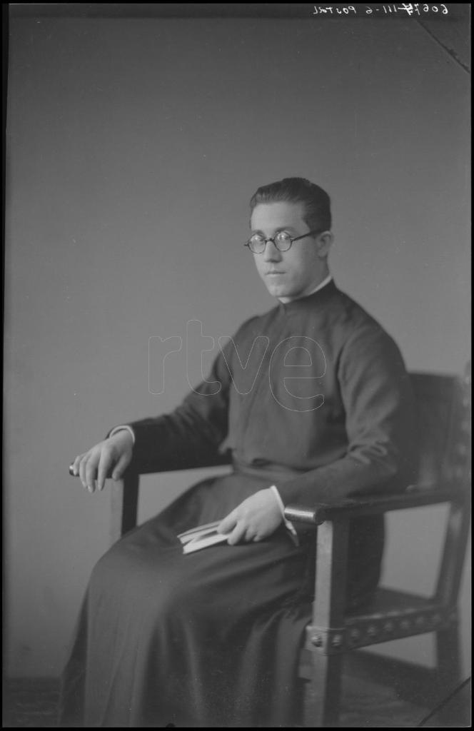 SACERDOTE CON UN LIBRO, SENTADO