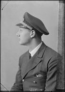 TENIENTE DE LA ARMADA DE PERFIL