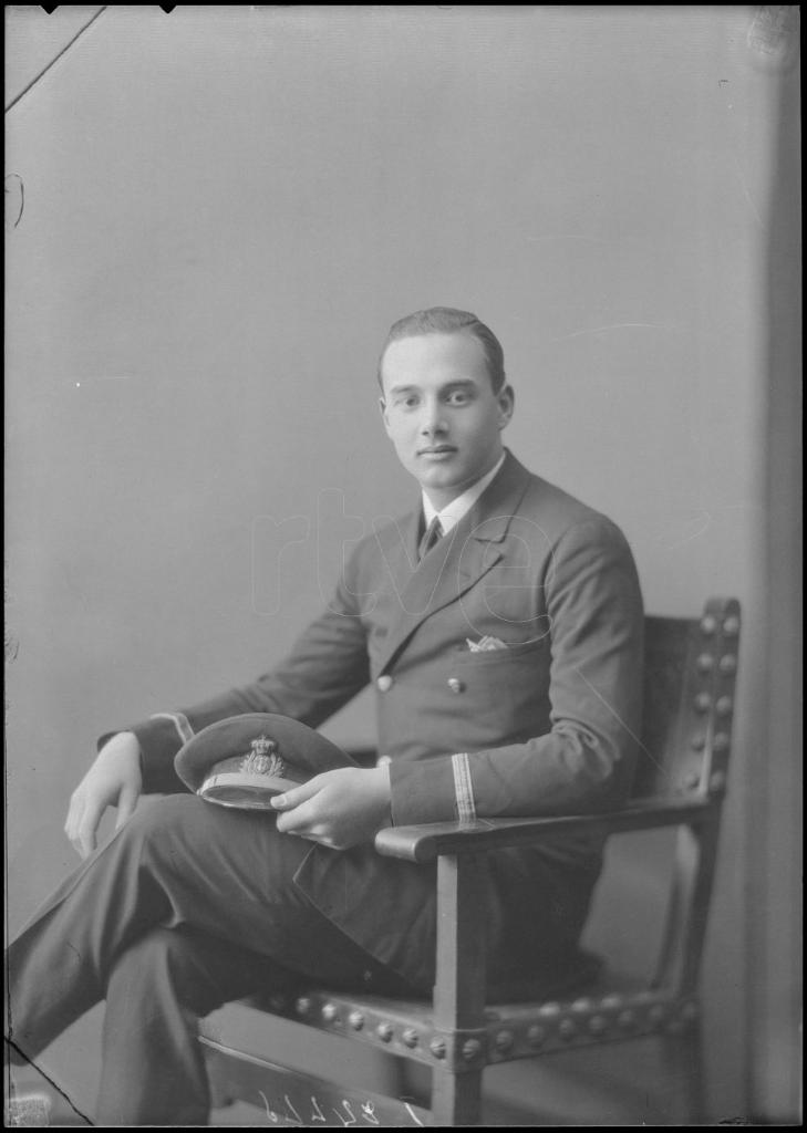 TENIENTE DE LA ARMADA SENTADO