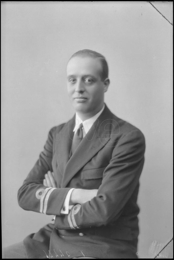 CAPITAN DE CORBETA (COMANDANTE DE LA ARMADA), SENTADO CON LO