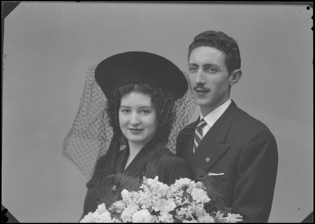 NOVIA VESTIDA DE NEGRO CON UN SOMBRERO Y REJILLA, DE PIE JUN