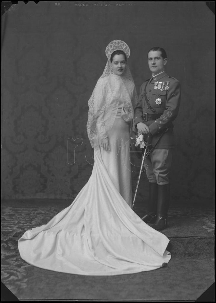 NOVIA CON UN VESTIDO CON COLA Y UNA MANTILLA DE ENCAJE BLANC