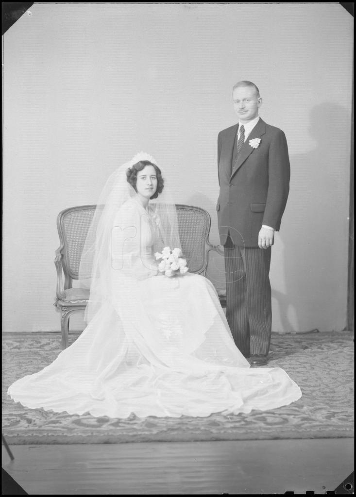 NOVIA CON UN VELO LARGO CON UN TOCADO, EL VESTIDO CON COLA Y