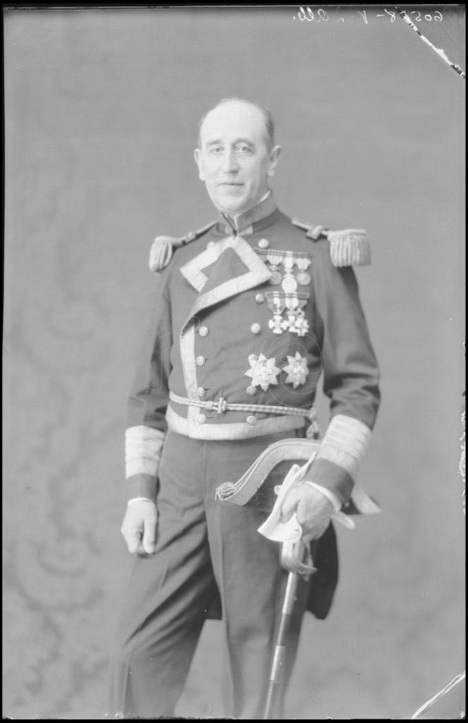 MILITAR DE LA MARINA VESTIDO CON EL UNIFORME DE GALA Y CONDE