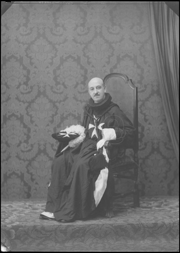 HOMBRE CON EL HABITO DE LA ORDEN MILITAR DE MALTA, SENTADO