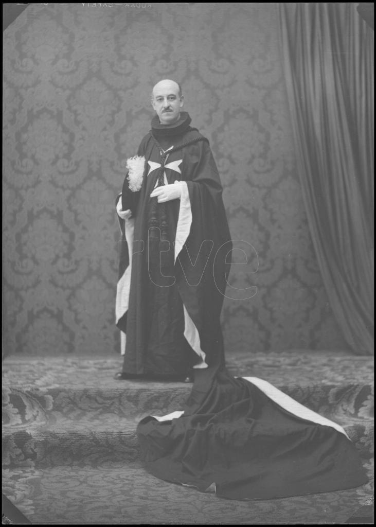 HOMBRE CON EL HABITO DE LA ORDEN MILITAR DE MALTA