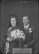 NOVIA CON UNA MANTILLA , PEINETA, EL VESTIDO NEGRO Y UN RAMO