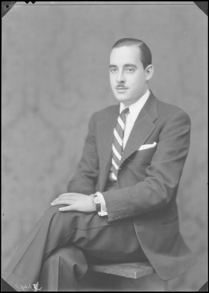 MIGUEL PRIMO DE RIVERA SAENZ DE HEREDIA, SENTADO 