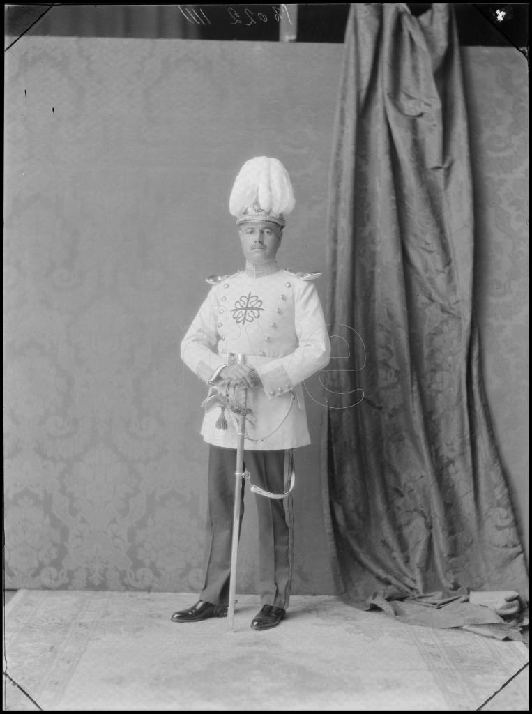 HOMBRE VESTIDO CON EL UNIFORME DE GALA DE LA ORDEN MILITAR D