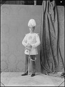 HOMBRE VESTIDO CON EL UNIFORME DE GALA DE LA ORDEN MILITAR D