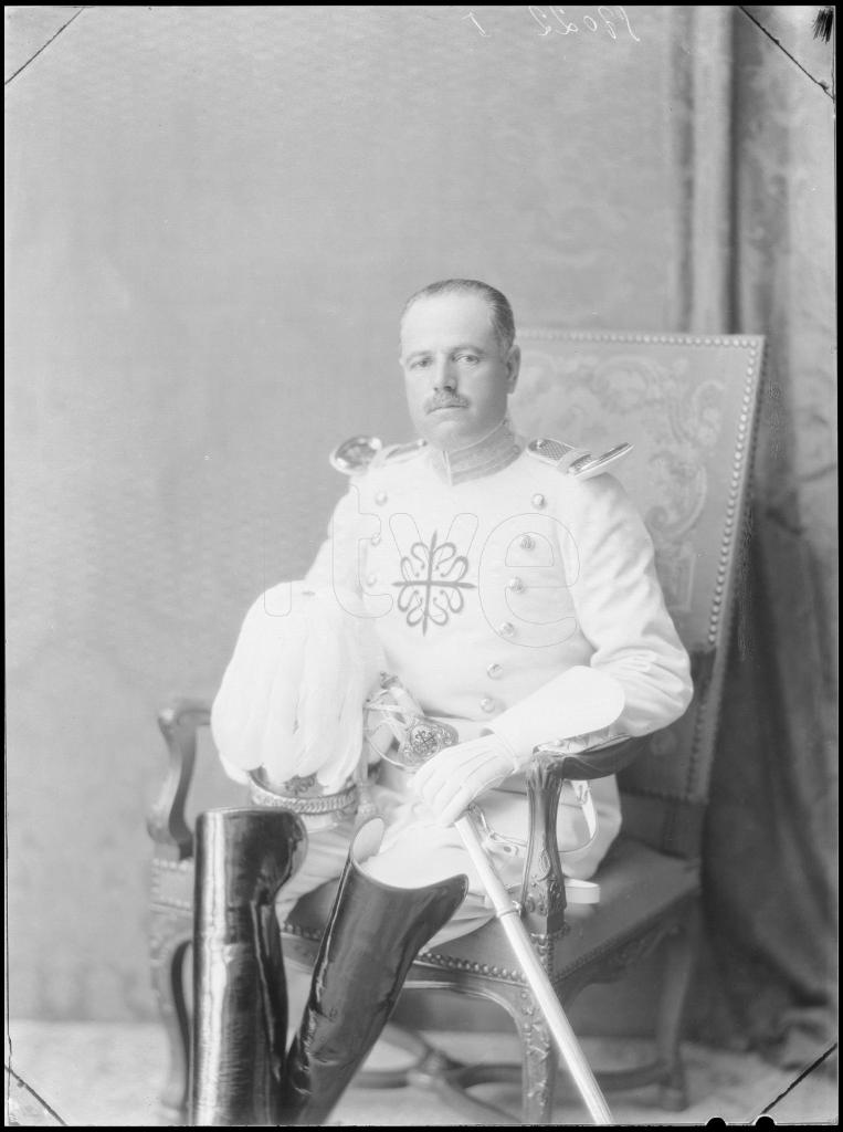 HOMBRE VESTIDO CON EL UNIFORME DE GALA DE LA ORDEN MILITAR D
