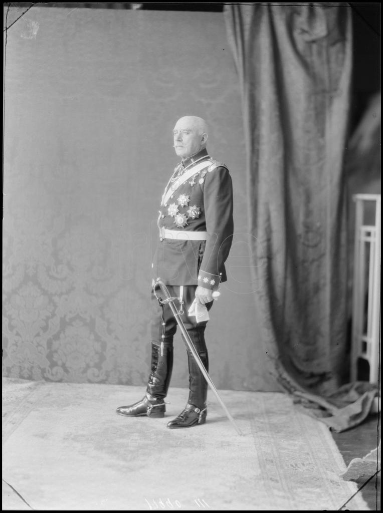 CORONEL DE INGENIEROS CON EL UNIFORME DE GALA Y CONDECORADO
