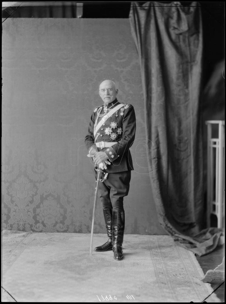 CORONEL DE INGENIEROS CON EL UNIFORME DE GALA Y CONDECORADO