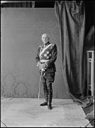 CORONEL DE INGENIEROS CON EL UNIFORME DE GALA Y CONDECORADO