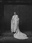 HOMBRE VESTIDO CON EL HABITO DE LA ORDEN MILITAR DE LA MERCE