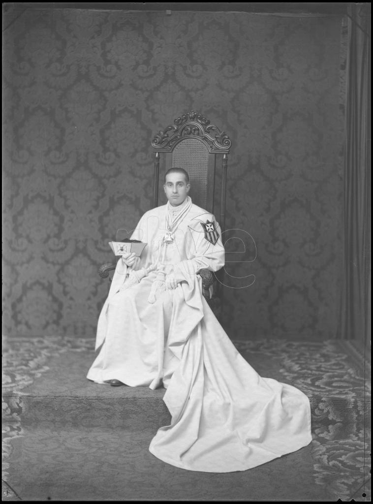 HOMBRE VESTIDO CON EL HABITO DE LA ORDEN MILITAR DE LA MERCE