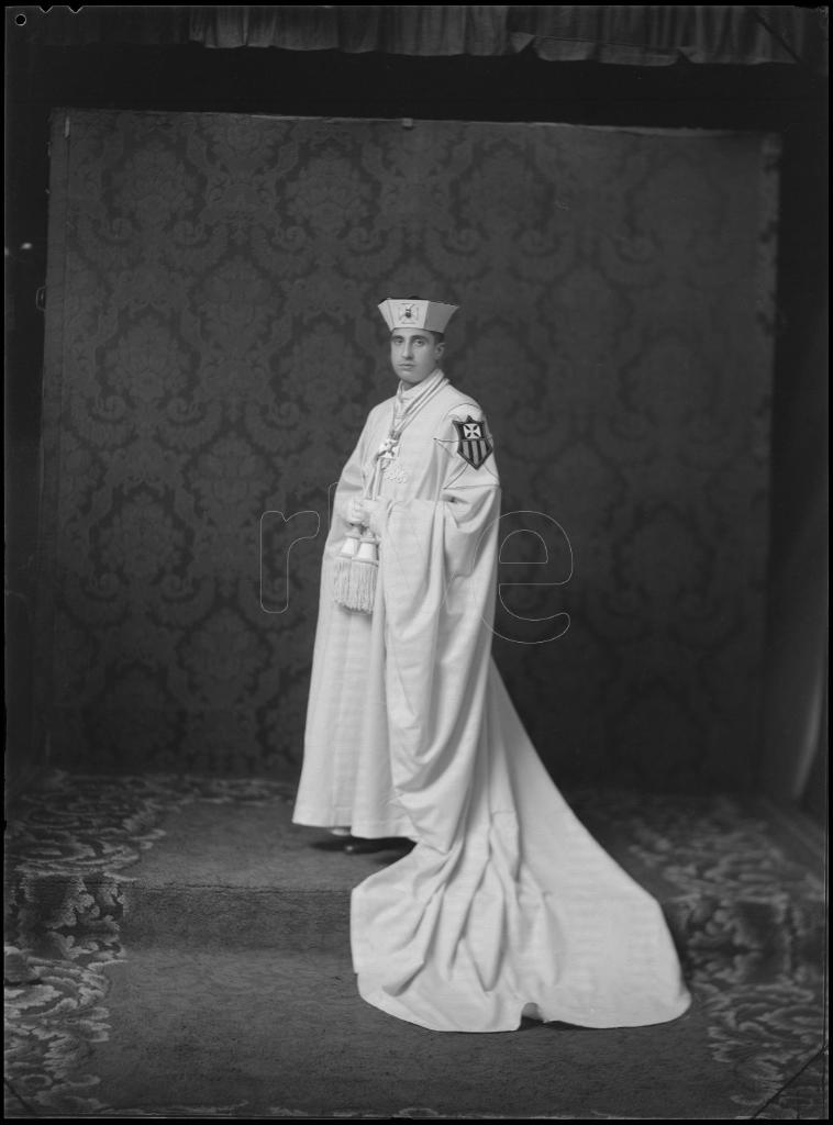 HOMBRE VESTIDO CON EL HABITO DE LA ORDEN MILITAR DE LA MERCE