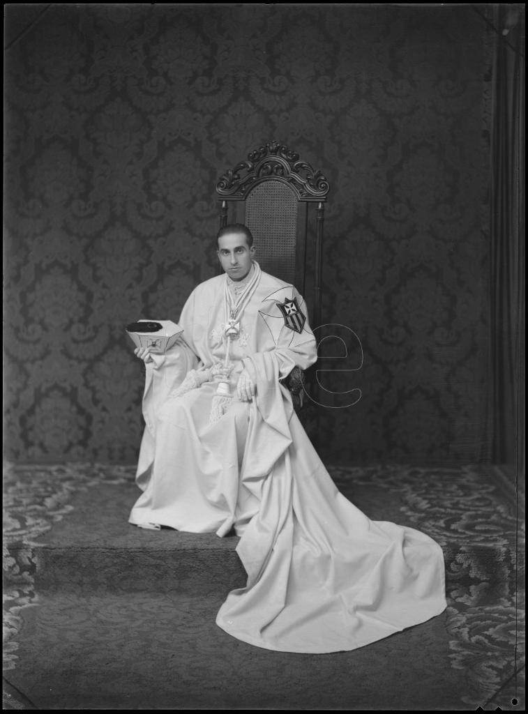 HOMBRE VESTIDO CON EL HABITO DE LA ORDEN MILITAR DE LA MERCE