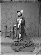 HOMBRE VESTIDO CON EL HABITO DE LA ORDEN MILITAR DE MALTA