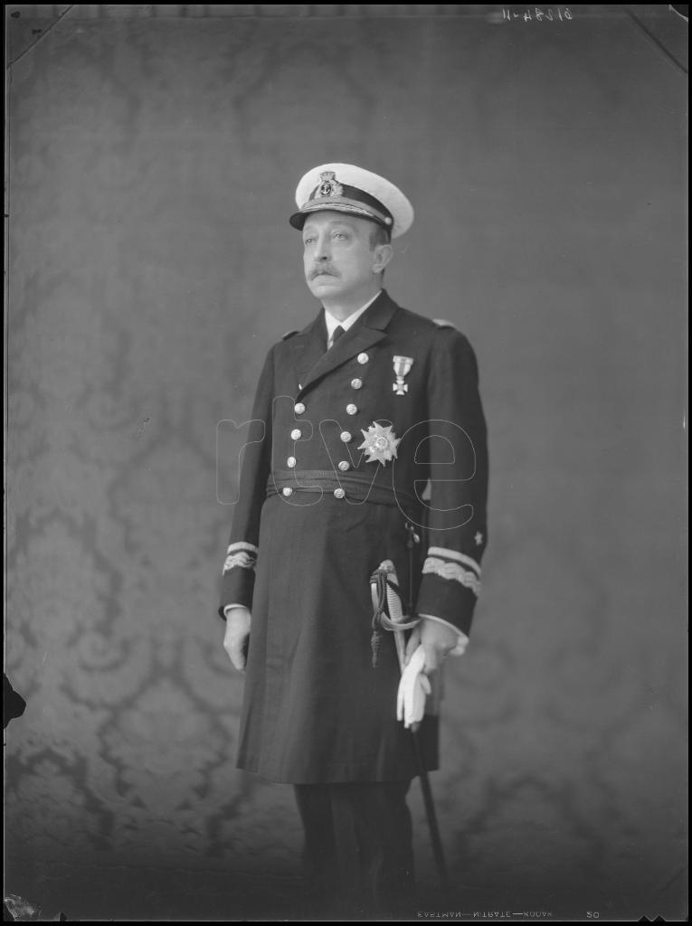 MILITAR DE LA MARINA CON LEVITA Y CONDECORACIONES