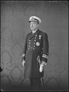 MILITAR DE LA MARINA CON LEVITA Y CONDECORACIONES