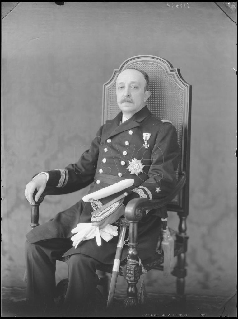 MILITAR DE LA MARINA CON LEVITA Y CONDECORACIONES, SENTADO