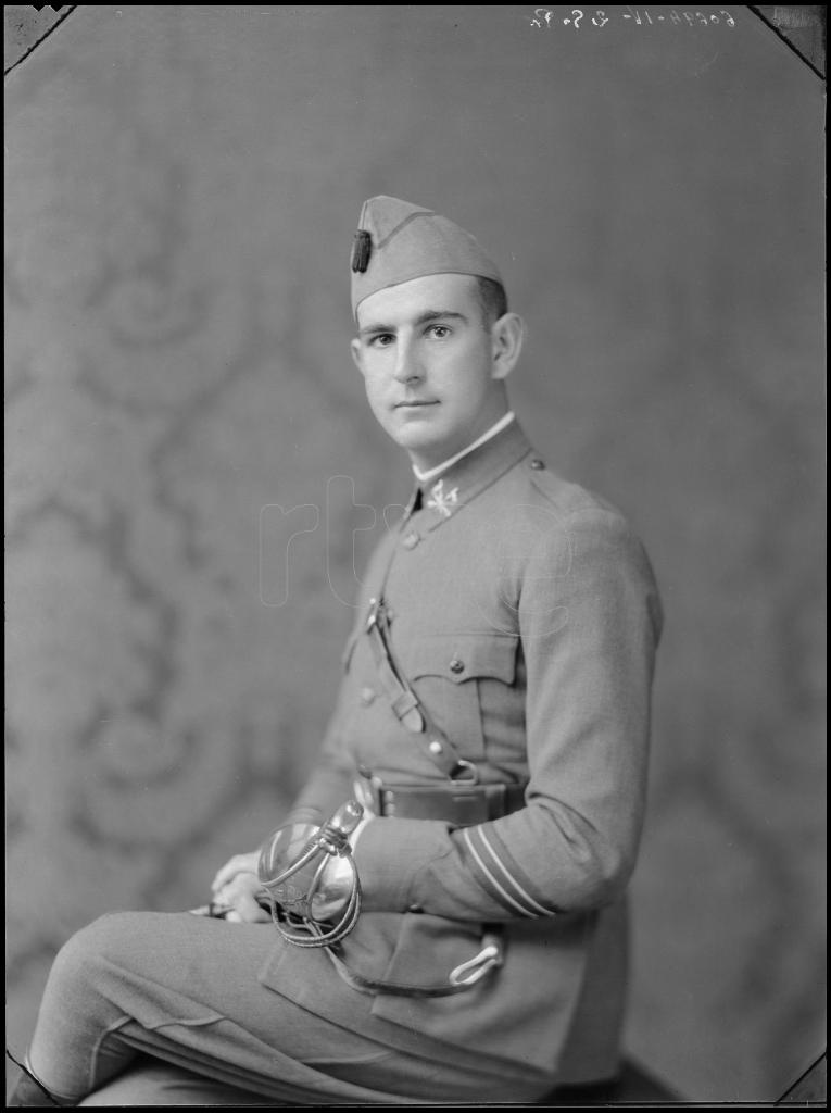 SARGENTO DE CABALLERIA, SENTADO DE PERFIL