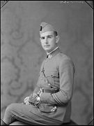 SARGENTO DE CABALLERIA, SENTADO DE PERFIL