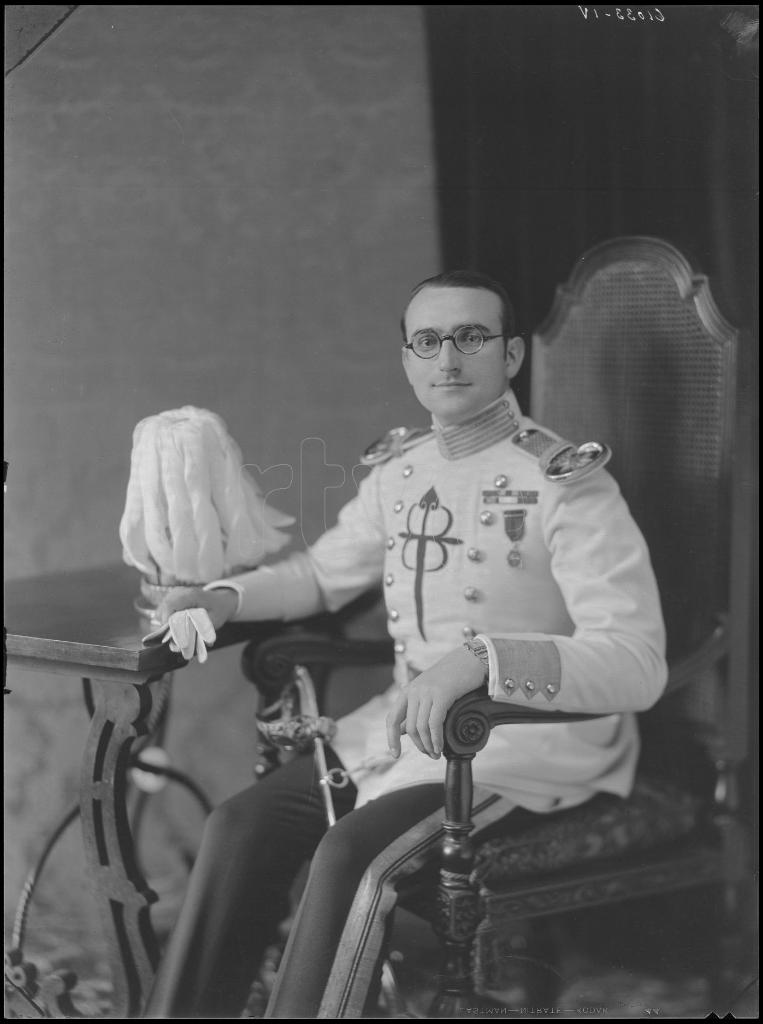 HOMBRE CON EL UNIFORME DE GALA DE LA ORDEN MILITAR DE SANTIA