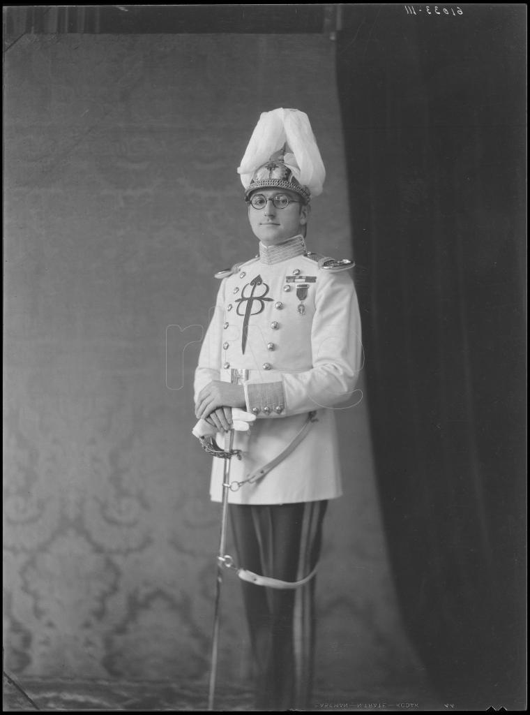 HOMBRE VESTIDO CON EL UNIFORME DE LA ORDEN MILITAR DE SANTIA