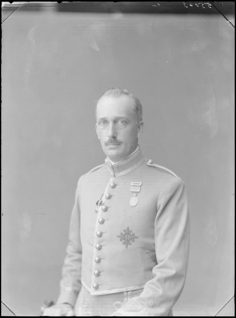 PRINCIPE RANIERO DE BORBON DOS SICILIAS CON EL UNIFORME DE C