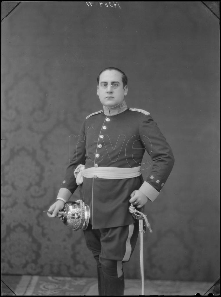 CAPITAN DE ESTADO MAYOR VESTIDO CON EL UNIFORME DE GALA