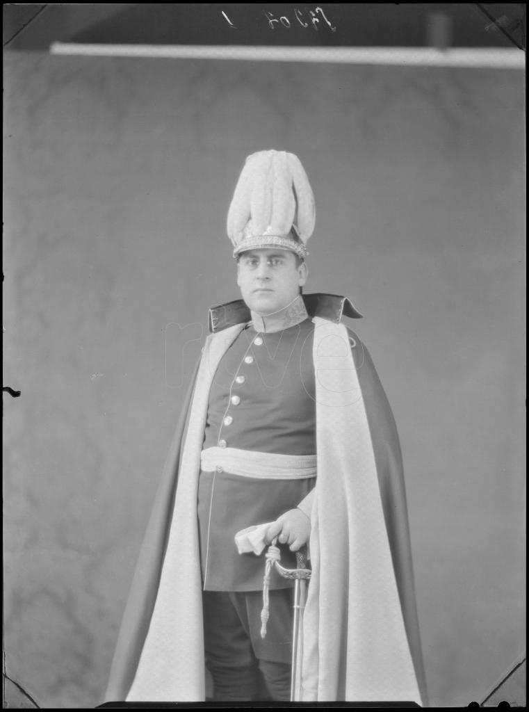 CAPITAN DE ESTADO MAYOR VESTIDO CON EL UNIFORME DE GALA