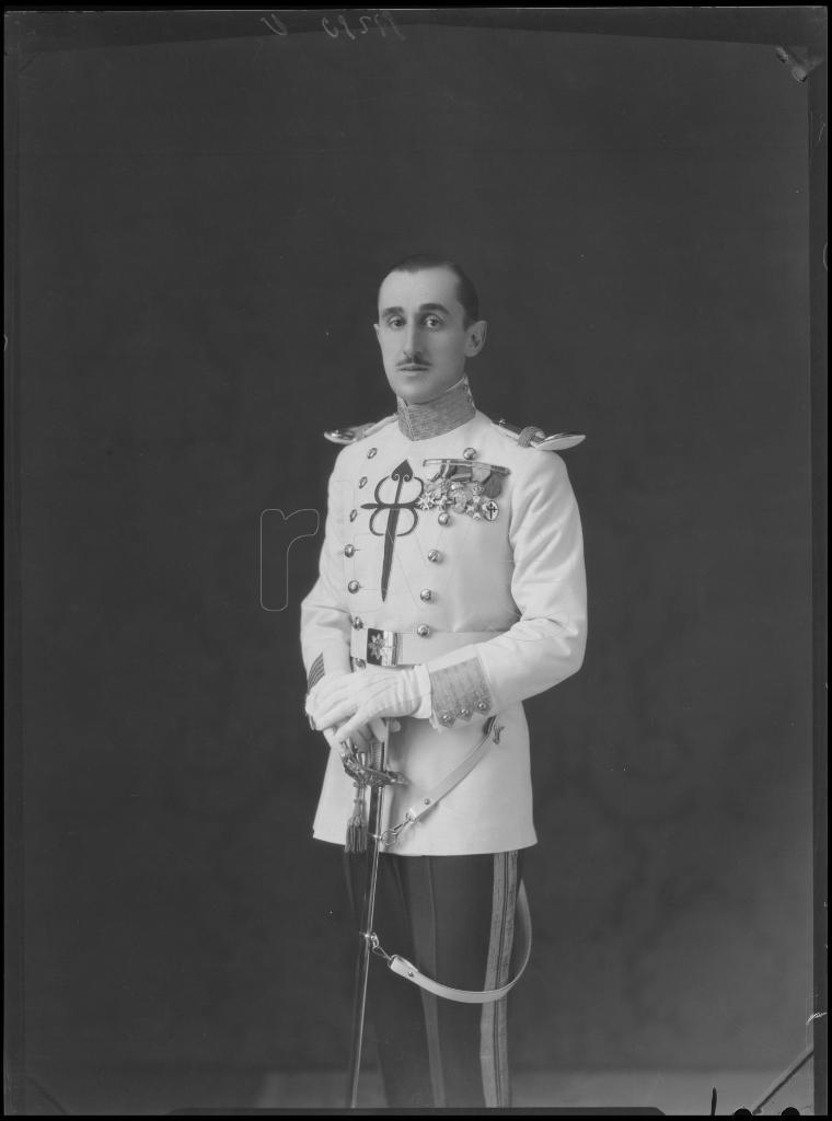 HOMBRE VESTIDO CON EL UNIFORME DE LA ORDEN MILITAR DE SANTIA