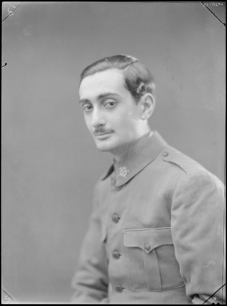 MILITAR DE CABALLERIA DE PERFIL