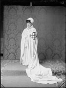 HOMBRE VESTIDO CON EL HABITO DE LA ORDEN MILITAR DE LA MONTE