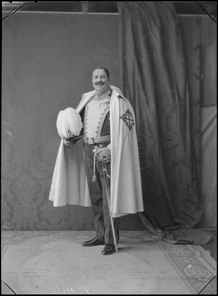 HOMBRE VESTIDO CON EL UNIFORME DE LA ORDEN MILITAR DE ALCANT