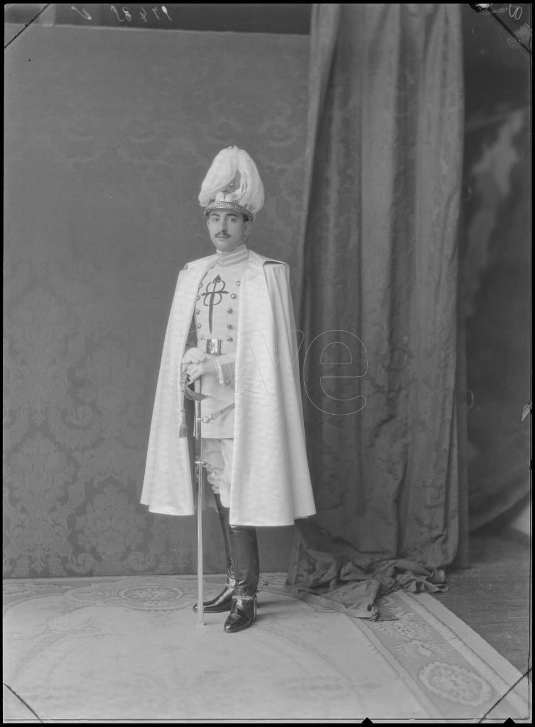 SE&Ntilde;OR AUTRAN VESTIDO CON EL UNIFORME DE GALA DE LA ORDEN MIL